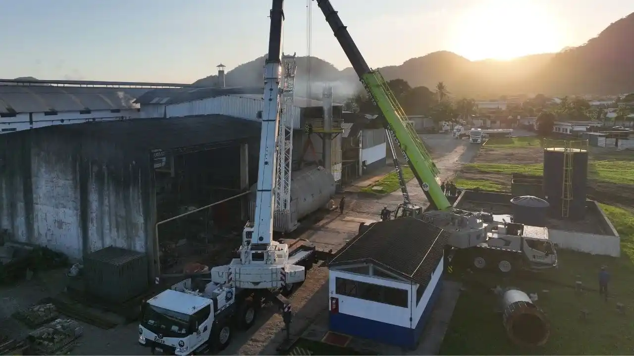Equipa a preparar içamento de carga